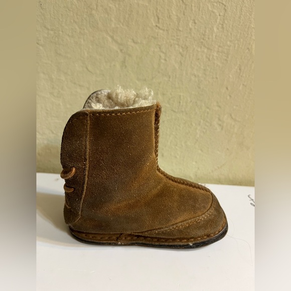 UGG BOOTS TIE UP BACK Sheep Skin, Color: Tan, Size Small infant - Picture 4 of 11